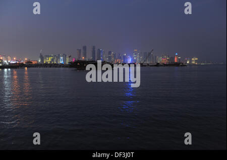 (Dpai-Datei) Ein Datei-Bild vom 6. Januar 2011 zeigt die beleuchtete Skyline von Doha, Katar. Foto: Andreas Gebert/dpa Stockfoto