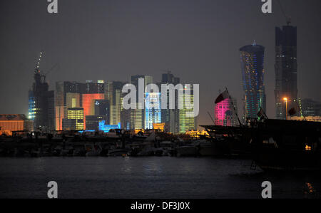 (Dpai-Datei) Ein Datei-Bild vom 6. Januar 2011 zeigt die beleuchtete Skyline von Doha, Katar. Foto: Andreas Gebert/dpa Stockfoto