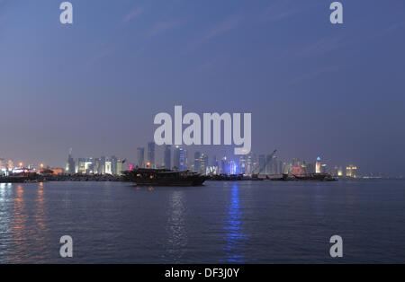 (Dpai-Datei) Ein Datei-Bild vom 6. Januar 2011 zeigt die beleuchtete Skyline von Doha, Katar. Foto: Andreas Gebert/dpa Stockfoto