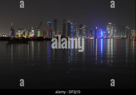 (Dpai-Datei) Ein Datei-Bild vom 6. Januar 2011 zeigt die beleuchtete Skyline von Doha, Katar. Foto: Andreas Gebert/dpa Stockfoto