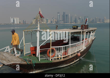 (Dpai-Datei) Ein Datei-Bild vom 6. Januar 2011 zeigt ein Boot auf Vorderseite auf die Skyline von Doha, Katar. Foto: Andreas Gebert/dpa Stockfoto