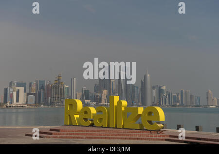 (Dpai-Datei) Ein Datei-Bild vom 6. Januar 2011 zeigt eine Skulptur aus Buchstaben bilden das Wort "Realize" stehen auf der Hafenpromenade in Doha, Katar. Foto: Andreas Gebert/dpa Stockfoto