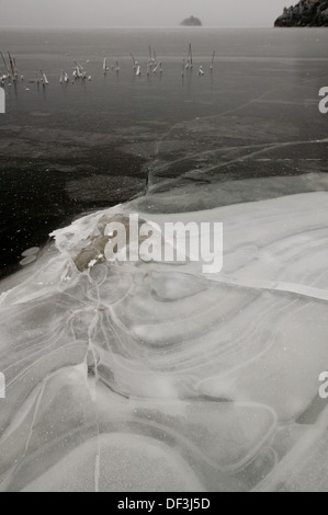 Eisformationen und Nebel an Hvalbukt im See Vansjø in Østfold, Norwegen. Vansjø ist ein Teil des Wassers, das System namens Morsavassdraget. Stockfoto