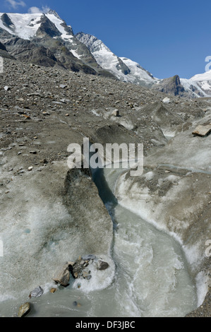 Österreich / Nationalpark Hohe Tauern - Auswirkungen des Klimawandels: Gletscher schmelzen. Schmelzende Wasserstrom unter Mt. Großglockner Stockfoto