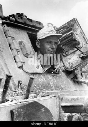 Das Bild der Nazi-Propaganda! Stellt einen Soldaten der deutschen Wehrmacht in seinem Panzerwagen während einer Zigarettenpause in El Alamein in Ägypten dar, veröffentlicht am 5. November 1942. Fotoarchiv für Zeitgeschichte Stockfoto