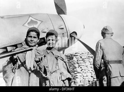 Das Bild der Nazi-Propaganda! Zeigt Kinder in einem Flugzeug der deutschen Wehrmacht in Nordafrika, veröffentlicht am 2. Februar 1943. Ort unbekannt. Fotoarchiv für Zeitgeschichte Stockfoto