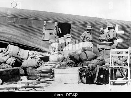Das Bild der Nazi-Propaganda! Zeigt Soldaten der deutschen Wehrmacht, die Fracht in einen Junkers Ju 52 in Nordafrika laden, veröffentlicht am 28. März 1941. Fotoarchiv für Zeitgeschichte Stockfoto