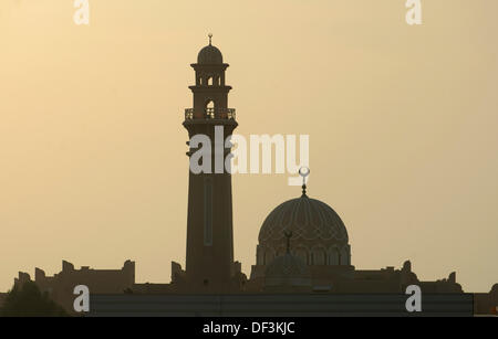 (Dpai-Datei) Ein Datei-Bild vom 6. Januar 2011 zeigt eine Moschee während des Sonnenuntergangs in Doha, Katar. Foto: Andreas Gebert/dpa Stockfoto