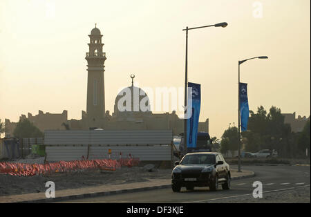 (Dpai-Datei) Ein Datei-Bild vom 6. Januar 2011 zeigt einen Porsche Cayenne fahren vorbei an einer Moschee in Doha, Katar. Foto: Andreas Gebert/dpa Stockfoto