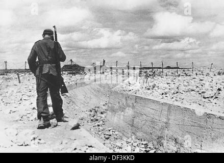 Das Bild der Nazi-Propaganda! Zeigt einen Soldaten der deutschen Wehrmacht vor einem Bunker in der Nähe von Tobruk, Libyen, veröffentlicht am 15. Dezember 1941. Fotoarchiv für Zeitgeschichte Stockfoto