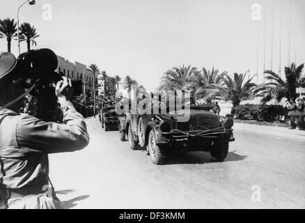 Das Bild der Nazi-Propaganda! Zeigt eine Parade deutscher Wehrmachtssoldaten in Tripolis, Libyen, veröffentlicht am 21. März 1941. Fotoarchiv für Zeitgeschichte Stockfoto