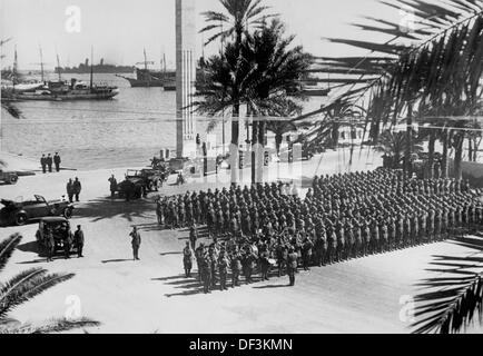 Das Bild der deutschen Propaganda! Zeigt eine am 21. März 1941 veröffentlichte Aufstellung deutscher Soldaten in Tripolis (Libyen). Fotoarchiv für Zeitgeschichte Stockfoto