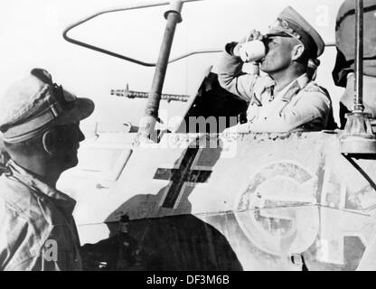 Ein Bild der Nazi-Propaganda! Zeigt Mitglieder der deutschen Wehrmacht, die während der Besetzung von Tobruk (Libyen) im Juni 1942 für die Nordafrikanische Kampagne angestellt waren. Fotoarchiv für Zeitgeschichte Stockfoto