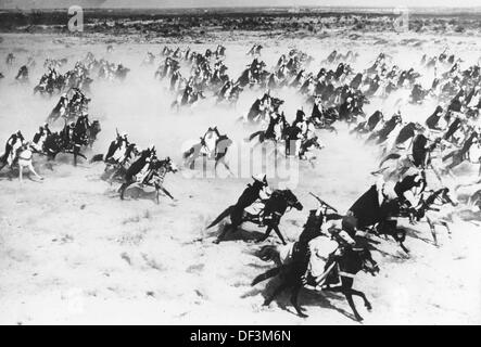 Das Bild der Nazi-Propaganda! Zeigt koloniale Soldaten der italienischen Armee während einer Kampfmission in Nordafrika, veröffentlicht am 26. August 1940. Ort unbekannt. Fotoarchiv für Zeitgeschichte Stockfoto