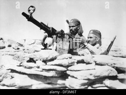 Das Bild der Nazi-Propaganda! Stellt italienische Kolonialsoldaten während einer Kampfmission in Nordafrika dar, die am 29. Januar 1943 veröffentlicht wurde. Fotoarchiv für Zeitgeschichte Stockfoto