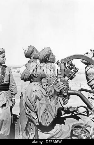 Das Bild der Nazi-Propaganda! Zeigt italienische Kolonialsoldaten während einer Kampfmission in Nordafrika, veröffentlicht am 14. Mai 1942. Ort unbekannt. Fotoarchiv für Zeitgeschichte Stockfoto