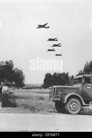 Das Bild der Nazi-Propaganda! Abbildung der Transportflugzeuge der deutschen Wehrmacht auf dem Weg nach Tunesien, veröffentlicht am 17. Dezember 1942. Ort unbekannt. Fotoarchiv für Zeitgeschichte Stockfoto