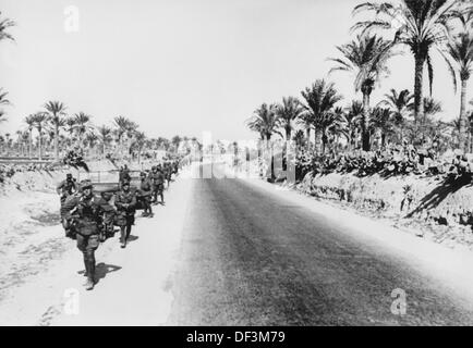 Das Bild der Nazi-Propaganda! Zeigt Soldaten der deutschen Wehrmacht, die in Afrika voranschreiten, veröffentlicht am 28. März 1941. Ort unbekannt. Fotoarchiv für Zeitgeschichte Stockfoto