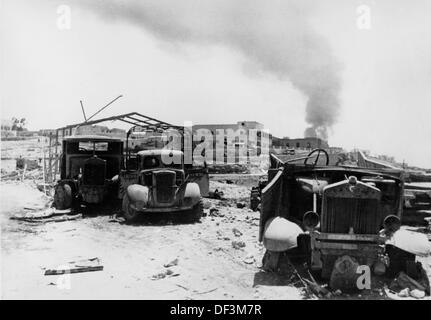 Das Bild der Nazi-Propaganda! Zeigt den zerstörten Torbuk in Libyen während der Eroberung durch die deutsche Wehrmacht, veröffentlicht am 26. Juni 1942. Fotoarchiv für Zeitgeschichte Stockfoto