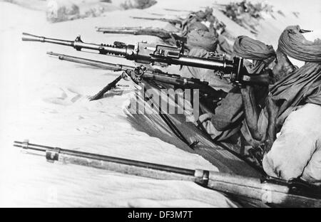 Das Bild der Nazi-Propaganda! Abbildung: Italienische Kolonialsoldaten während einer Kampfmission in Libyen, veröffentlicht am 20. Dezember 1942. Ort unbekannt. Fotoarchiv für Zeitgeschichte Stockfoto