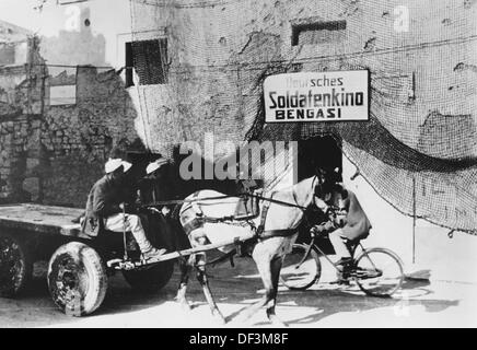 Das Bild der Nazi-Propaganda! Zeigt ein Kino für deutsche Soldaten in Bengasi, Libyen, veröffentlicht am 26. Mai 1942. Fotoarchiv für Zeitgeschichte Stockfoto