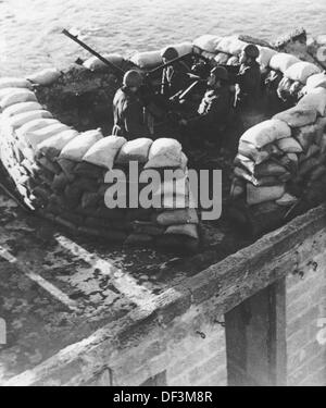 Das Bild der Nazi-Propaganda! Abbildung: Italienische Flugzeugabwehrartillerie in Libyen, veröffentlicht am 30. März 1943. Ort unbekannt. Fotoarchiv für Zeitgeschichte Stockfoto