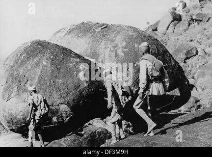 Das Bild der Nazi-Propaganda! Zeigt koloniale Soldaten der italienischen Armee, die an der Front in Kenia beschäftigt sind, veröffentlicht am 8. Februar 1941. Ort unbekannt. Fotoarchiv für Zeitgeschichte Stockfoto