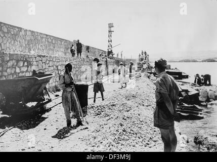 Das Bild der Nazi-Propaganda! Zeigt Einheimische, die unter der Aufsicht der italienischen Armee für die Reparatur des Hafens Darna, Libyen, tätig sind, veröffentlicht am 19. Mai 1942. Fotoarchiv für Zeitgeschichte Stockfoto