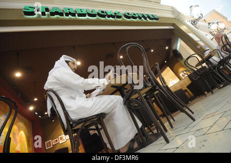 (Dpai-Datei) Ein Datei-Bild vom 8. Januar 2011 Showsa lokale Bewohner sitzen in einem Starbucks-Café im Villagio Shopping Mall in Doha, Katar. Foto: Andreas Gebert/dpa Stockfoto