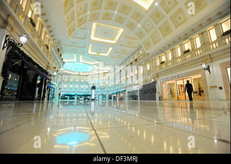 (Dpai-Datei) Ein Datei-Bild vom 7. Januar 2011 zeigt eine Frau, die zu Fuß durch das Einkaufszentrum Villaggio in Doha, Katar. Foto: Andreas Gebert/dpa Stockfoto