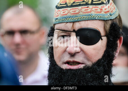 Belfast, Nordirland, 27. September 2013 - Evangelische Koalition Gründungsmitglied Willie Frazer erscheint bei Gericht als Abu Hamza gekleidet. Er protestiert, dass er im Rahmen der Rechtsvorschriften zur Eindämmung der berüchtigten Muslimischen Hassprediger" geladen wird. Stockfoto