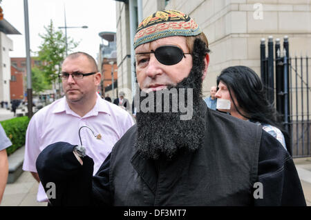 Belfast, Nordirland, 27. September 2013 - protestantische Koalition Gründungsmitglied, die Willie Frazer vor Gericht erscheint als Abu Hamza verkleidet. Er protestiert, dass er nach den Rechtsvorschriften zur Eindämmung "Berühmt-berüchtigten Muslim hasse Prediger" geladen wird. Bildnachweis: Stephen Barnes/Alamy Live-Nachrichten Stockfoto
