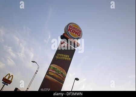 (Dpai-Datei) Ein Datei-Bild vom 6. Januar 2011 zeigt die Logos der Fastfood-Ketten McDonalds und Burger King stehen zusammen in Doha, Katar. Foto: Andreas Gebert/dpa Stockfoto