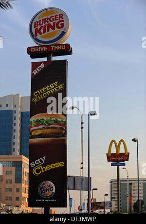 (Dpai-Datei) Ein Datei-Bild vom 6. Januar 2011 zeigt die Logos der Fastfood-Ketten McDonalds und Burger King stehen zusammen in Doha, Katar. Foto: Andreas Gebert/dpa Stockfoto