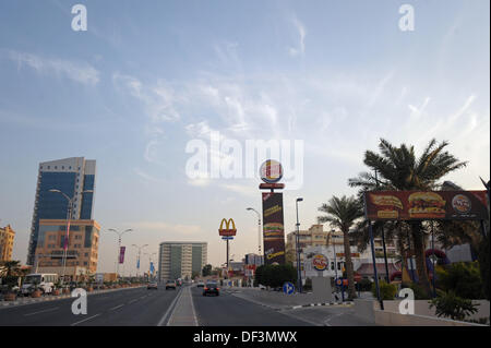 (Dpai-Datei) Ein Datei-Bild vom 6. Januar 2011 zeigt die Logos der Fastfood-Ketten McDonalds und Burger King stehen zusammen in Doha, Katar. Foto: Andreas Gebert/dpa Stockfoto