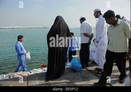 (Dpai-Datei) Ein Datei-Bild vom 6. Januar 2011 zeigt Fischer verkaufen frischen Fisch im Hafen von Doha, Katar. Foto: Andreas Gebert/dpa Stockfoto