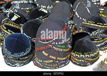 Skull caps - Kippas - für Verkauf auf einem Tisch an der Kingston Avenue in Crown Heights-Abschnitt von Brooklyn, New York Stockfoto