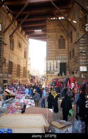 Der Haupteingang zum Souk Khan al Khalili in Kairo, Ägypten. Stockfoto