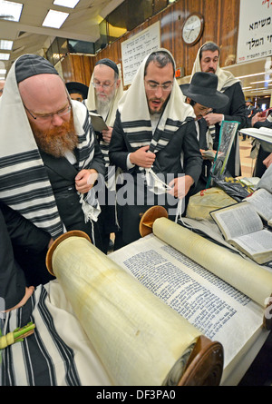 Lesen aus einer Tora-Rolle an Sukkot Morgen Dienstleistungen Lubawitsch Hauptquartier in Brooklyn, New York. Stockfoto