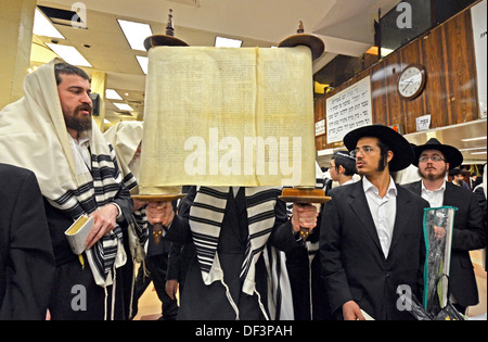 Sukkot-Morgen-Dienstleistungen. Die Thora gehoben vor geschlossen und an der Heiligen Arche zurückgegeben In Brooklyn, New York Stockfoto