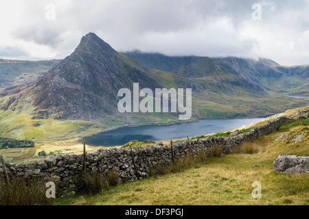 Hohen Blick über Ogwen Tal zum Mount Tryfan und Llyn Ogwen See von Carneddau Bergen in Snowdonia North Wales UK Großbritannien Stockfoto