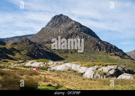 Blick zum Mount Tryfan Ostwand über Willies Bauernhof Campingplatz in Snowdonia-Nationalpark, Ogwen Valley, North Wales, UK, Großbritannien Stockfoto