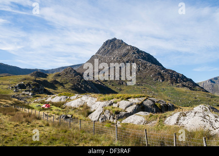 Blick zum Mount Tryfan Ostwand in Snowdonia-Nationalpark, Ogwen Valley, Conwy, North Wales, UK, Großbritannien, Europa Stockfoto