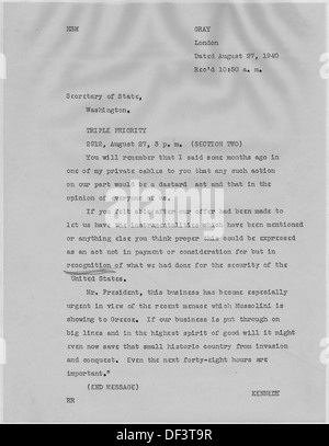 Ein historisches Foto, das Cordell Hull, US-Außenminister, 1948 zeigt, wie er Präsident Franklin D. Roosevelt ein Dokument überreichte, das einen Moment der Diplomatie widerspiegelt. Stockfoto