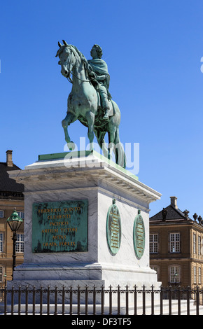 Reiterstatue von Amalienborg Gründer König Frederick V im Hof von Schloss Amalienborg in Kopenhagen, Dänemark, Skandinavien Stockfoto