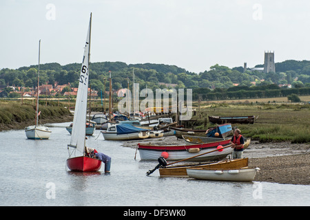 Vorbereitung einer Jolle Segeln im Hafen von Blakeney Stockfoto