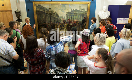 Tour Gruppe der Menschen an der Kunst Malerei in der Guildhall Art Gallery London England UK KATHY DEWITT Stockfoto