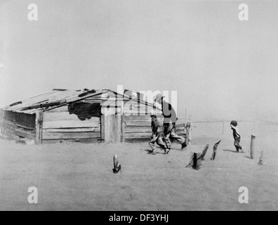 Landwirt und seine beiden Söhne während Sandsturm, Cimarron County, Oklahoma, USA, Foto von Arthur Rothstein, 1936 Stockfoto