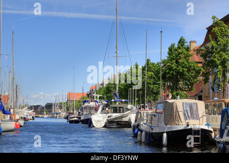 Festgemacht, Yachten, Boote und liegt auf Christianshavns Kanal, Overgaden, Christianshavn, Kopenhagen, Seeland, Dänemark Stockfoto