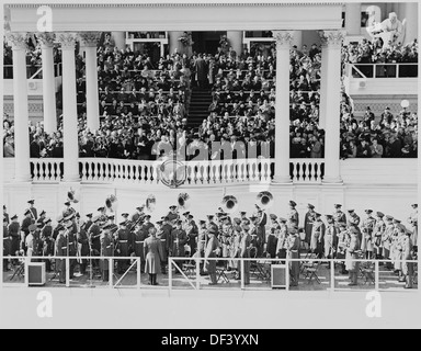 Dieses Foto zeigt die Fernansicht des Präsidenten Harry S. Truman, der während seiner Amtseinführung vereidigt wurde. Das Ereignis ist ein wichtiger Moment in der politischen Geschichte der USA, nach dem Tod von Franklin D. Roosevelt. Stockfoto